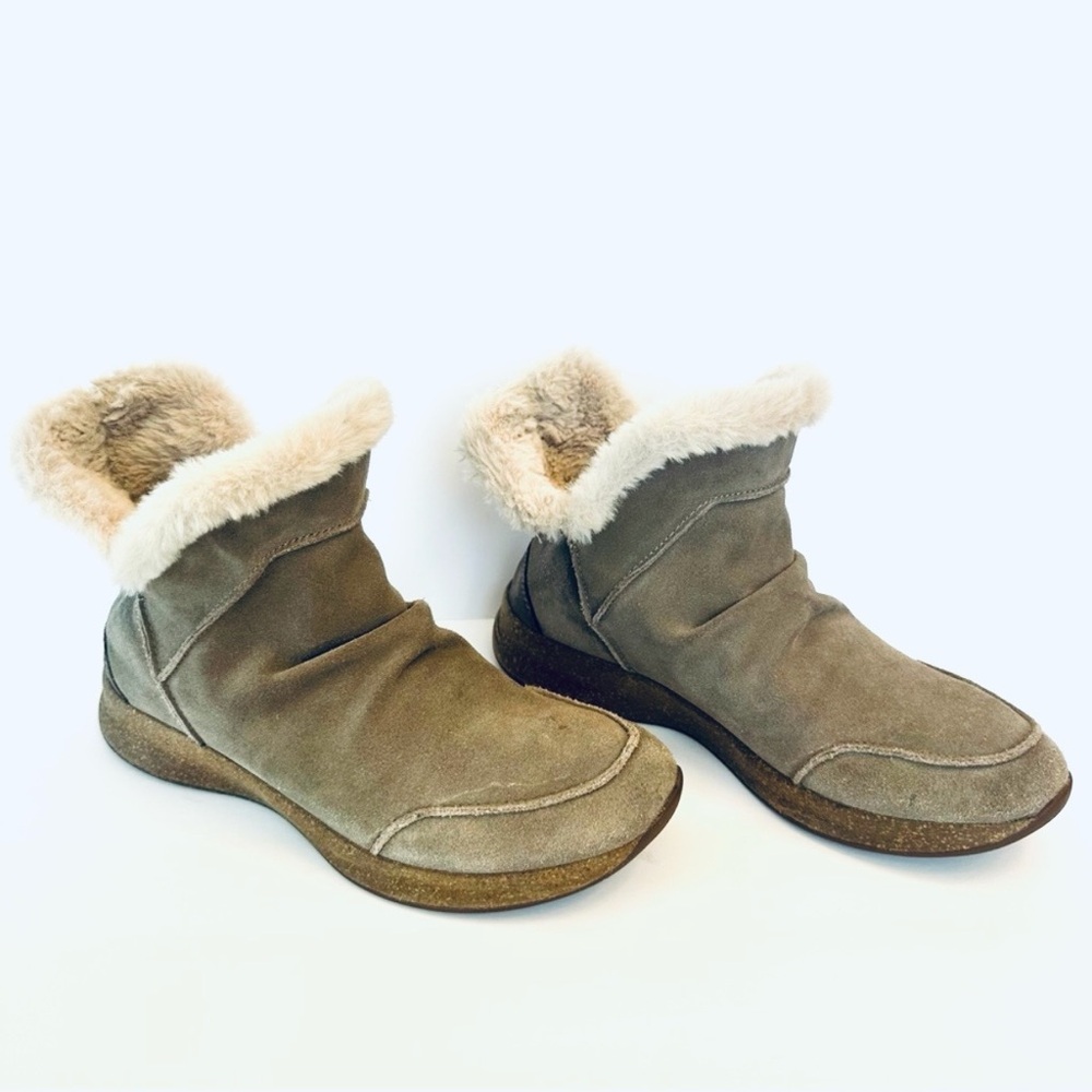 TAOS Future Mid Suede Leather Faux Fur Lining Dark Taupe Comfort boots, size 8